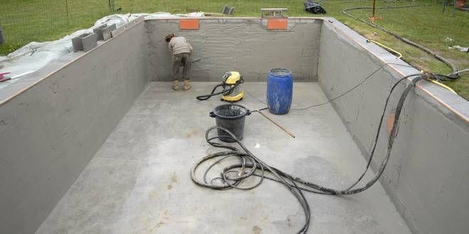 איטום בריכות עם חומר סיקה